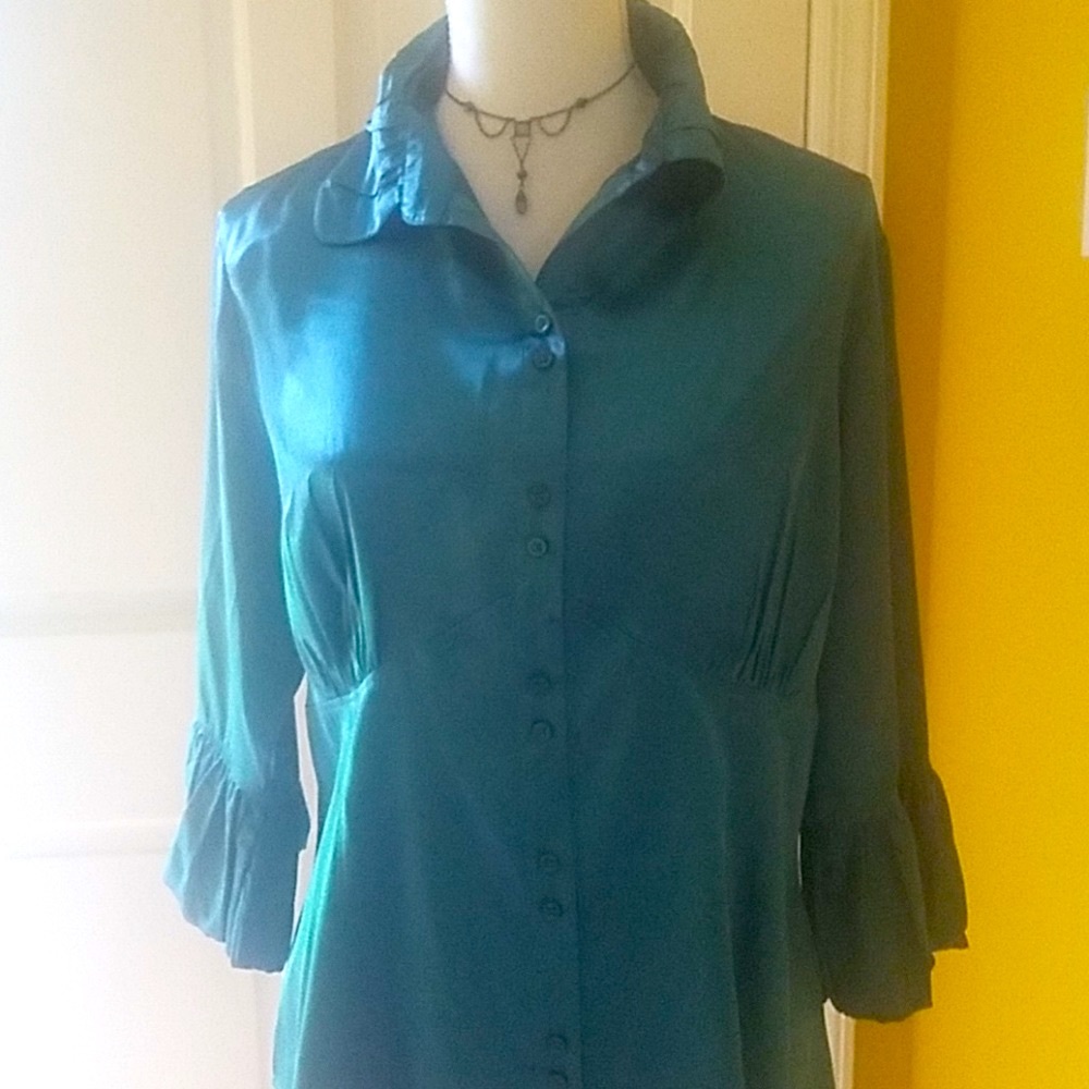🥀Fabulous Emerald satin blouse